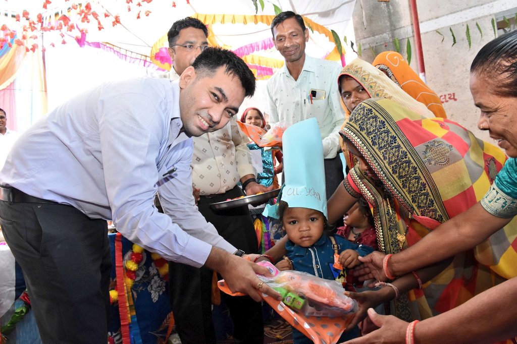 સમગ્ર રાજ્યમાં બાળકોના ઉજ્જવળ ભવિષ્ય માટે શાળા પ્રવેશોત્સવ અને કન્યા કેળવણી મહોત્સવની ઉજવણી કરવામા આવી રહી છે દાહોદ જિલ્લામાં લીમખેડા તાલુકાના પ્રતાપપુરા, પાણિયા અને દેગાવાડા પ્રાથમિક શાળામાં પ્રવેશોત્સવ કાર્યક્રમ યોજાયો હતો. <a href="/CMOGuj/">CMO Gujarat</a>