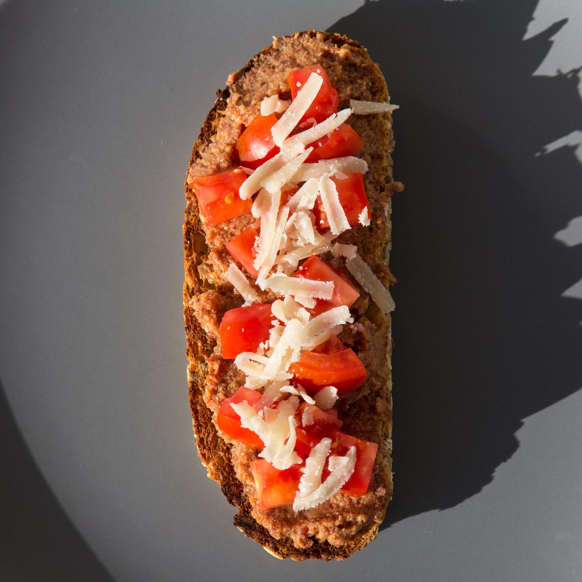 Buenas tardes, ¿merendamos? ¿dulce o salado?

* Tostada con paté de cecina, tacos de tomate y queso rallado
...
#croquellanas #meriendas #tostada #paté #cecina #tomate #queso