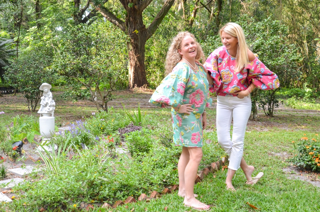 When you show up it coordinating styles it brings laughter and smiles. #greatmindsthinkalike 

#Summeroutfits #uniquefinds #shopsmall #aroundorlando #winterparkfl #neverknowinglyunderdressed #Boutique #femalownedbusiness #weddingseason #bestdressedguest #ArianneElmy #thegrovewp