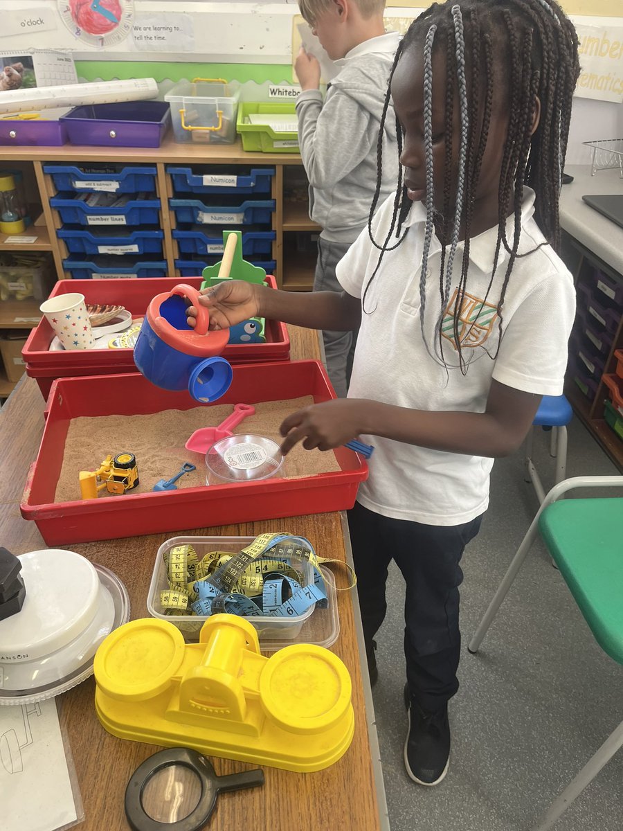 MissBruce00's tweet photo. Exploring measure, with capacity our new task today. We are determined and positive learners. Room 3 P2B @woodside_school @VLWoodside https://t.co/Iw0aMCmBhe
