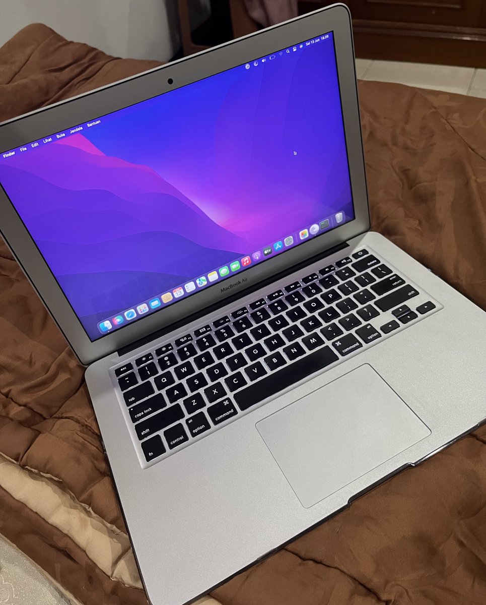 brightophile's tweet image. Guys aku mau jual mackbook air 2017. 
Pemakaian pribadi, beli tahun 2019 di ibox. Masih mulus banget dan belum pernah di apa-apain.

Lengkapnya boleh langsung dm ya #zonauang #wtsmacbook #jualmacbook