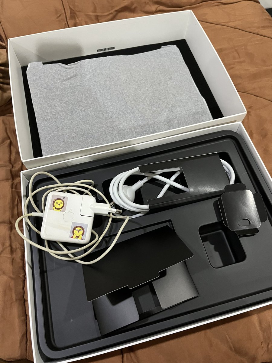 brightophile's tweet image. Guys aku mau jual mackbook air 2017. 
Pemakaian pribadi, beli tahun 2019 di ibox. Masih mulus banget dan belum pernah di apa-apain.

Lengkapnya boleh langsung dm ya #zonauang #wtsmacbook #jualmacbook