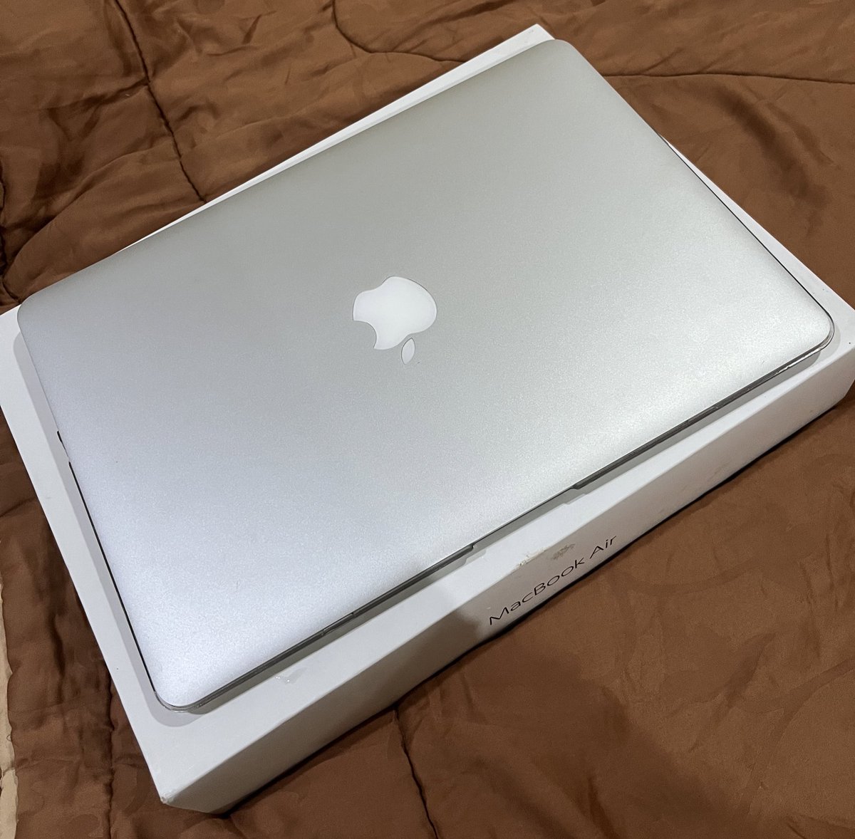 brightophile's tweet image. Guys aku mau jual mackbook air 2017. 
Pemakaian pribadi, beli tahun 2019 di ibox. Masih mulus banget dan belum pernah di apa-apain.

Lengkapnya boleh langsung dm ya #zonauang #wtsmacbook #jualmacbook