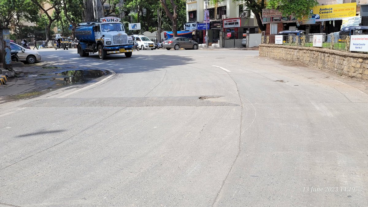 #Beware! #Danger #SpeedBreaker Ahead! Unsafe & Unmarked Speed Breakers Turn Mumbai Roads Into Deathtrap. Orlem, opp Bawdi Lane, Marve Rd, Malad West. @mybmcWardPN @MNCDFbombay @RoadsOfMumbai @fpjindia #MMCDFCollective