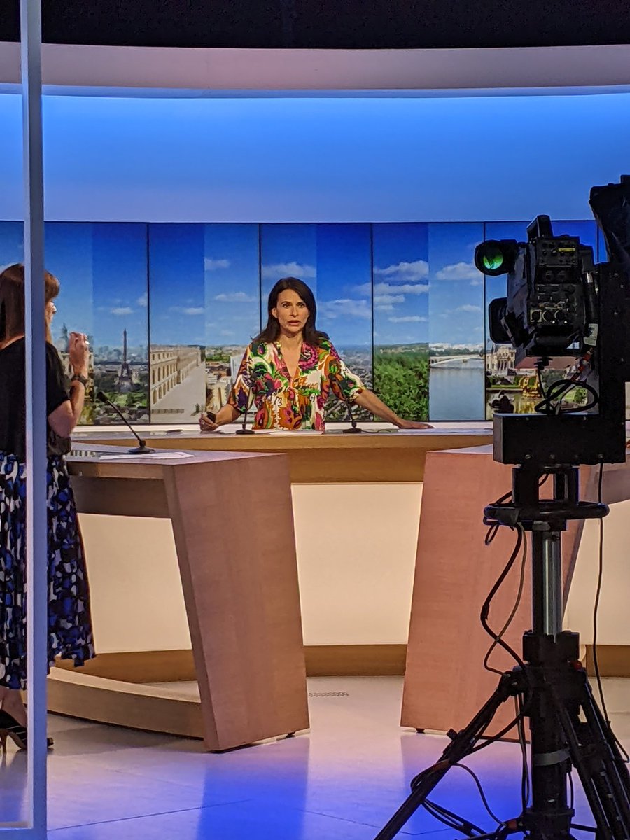 EMI_Grenoble's tweet photo. Ce matin, visite des studios de @France3Paris avec @LeCLEMI pour le stage #ExpertWebTV

▶️ Conférence de rédaction 
▶️ Visite des locaux et rencontres passionnantes, notamment avec @blin_marlene
▶️ Visionnage du JT de midi en régie et en plateau

Magnifique expérience 🤩😍 https://t.co/3AUHOzY6u4