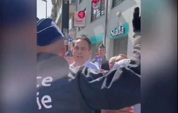 destandaard's tweet photo. Tom Van Grieken krijgt van politieagent slag in het gezicht bij betoging https://t.co/evoaDV9SX4 https://t.co/5L71Ot1HfE