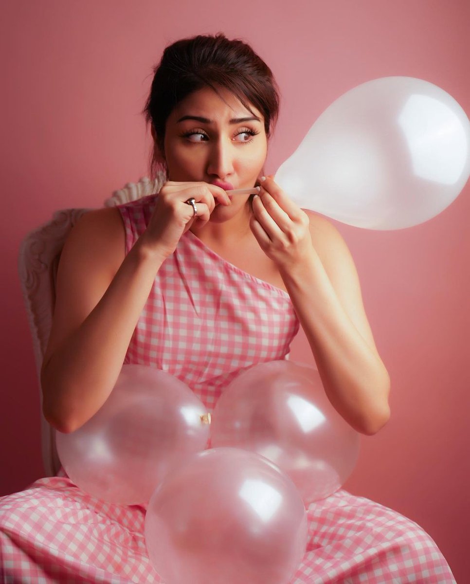 Ce_and_Ba's tweet photo. The Indian actress Monica Sharma blowing up a balloon๐๐#monicasharma #indiangirl #indianactress #missindia #cutegirl #pinkandwhite #blowing #blowup #clearballoons #balloons https://t.co/Xk8mT7bSM5
