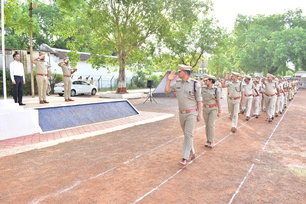 PoliceDurg's tweet photo. ▪️श्री शलभ कुमार सिन्हा, (भापुसे.) पुलिस अधीक्षक, दुर्ग द्वारा रक्षित केन्द्र, दुर्ग में आयोजित जनरल परेड की सलामी लेकर रक्षित केन्द्र, दुर्ग के शाखाओं का निरीक्षण किया गया। 
#pared #generalpared #Ipssalabhkumarsinha https://t.co/5qb2OjTUZb
