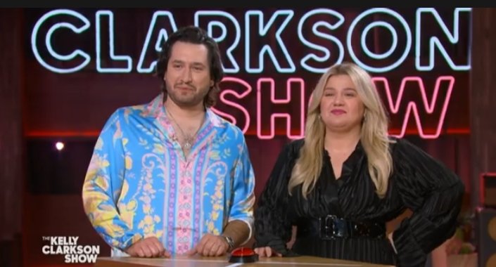 Jaco and Kelly playing the doll game... Lol... I like his shirt it's cool... @kellyclarkson looks gorgeous with the black dress... 😍😍😍..
#kellyclarkson #kellyclarksonshow