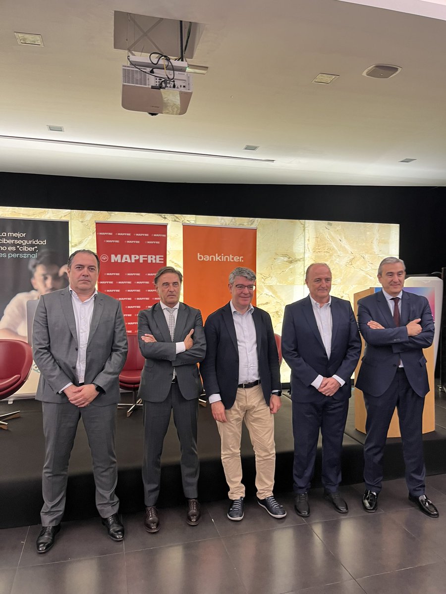 Comenzamos en #DDCastellón junto a <a href="/migsebastiang/">Miguel Sebastian</a> y <a href="/alvaronadalb/">Álvaro Nadal</a>. Gracias a <a href="/MAPFRE_ES/">Mapfre España</a>, <a href="/Bankinter/">Bankinter</a> y <a href="/safeployee/">Safeployee</a> por hacerlo posible