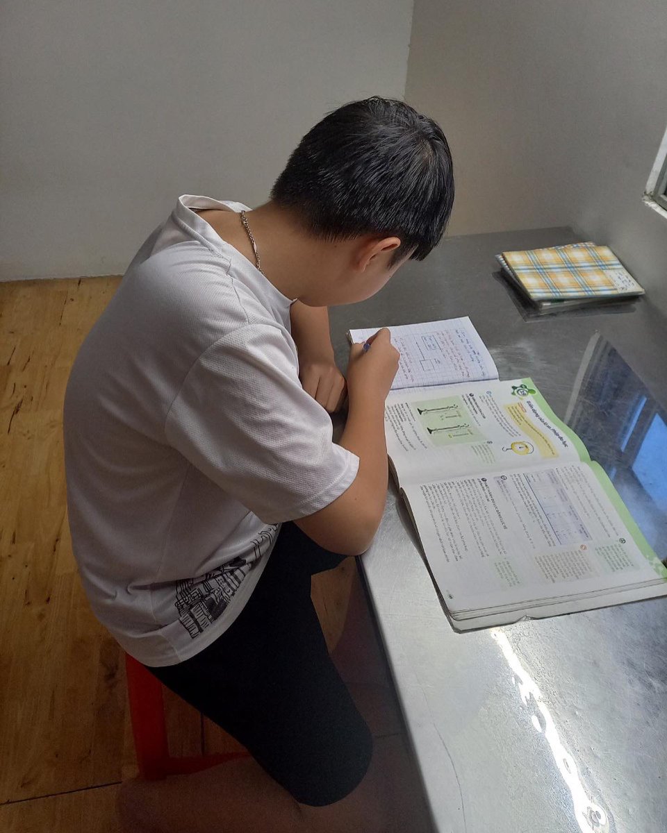 Dinh Khoi a 12 ans et il fait parti des 200 élèves bénéficiaires de notre bourse d’étude pour les enfants défavorisés de Ho Chi Minh Ville. Il est heureux de pouvoir étudier grâce à cela.🧑‍🎓🥰 #labonnetoileorg #laeticiahallyday #boursedetude #ecole #apprentissage #vietnam #HCMcity