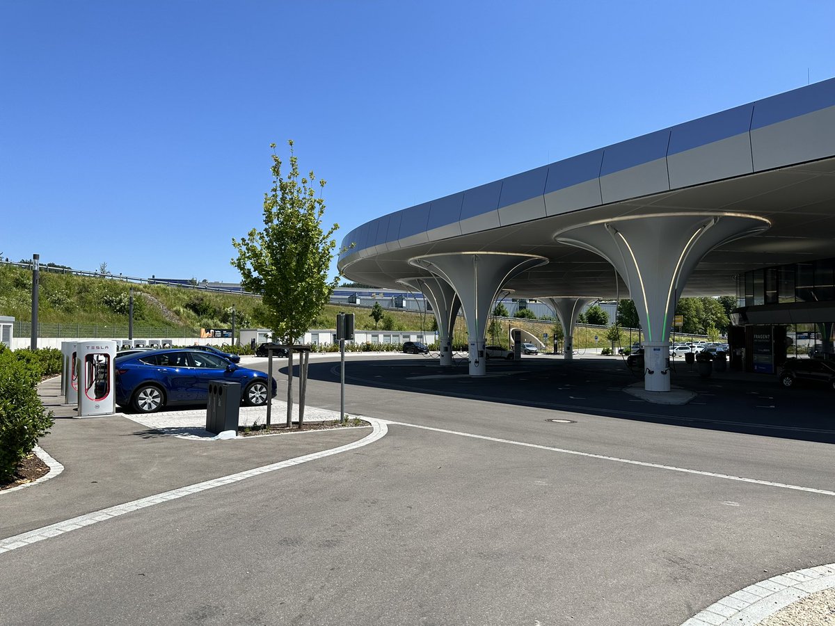 technikblog_ch's tweet photo. Natürlich musste ich einen Stop im grössten Ladepark Deutschlands einlegen bei @SortimoGmbH - was für eine Einrichtung 😳😳
Inklusive @NIODeutschland Swap-Station und @Tesla SuC https://t.co/Wv3CxQLGny
