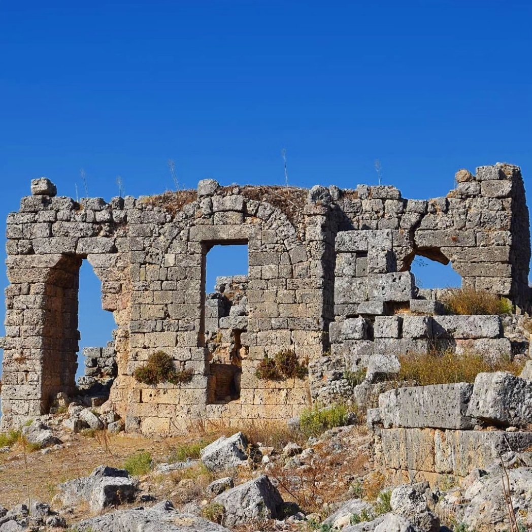 antkulturturizm's tweet photo. Büyük İskender'in Anadolu'da ele geçiremediği birkaç kentten biri olan #Sillyon, Demir Çağı başlarından Osmanlı Dönemi'ne kadar yerleşim gören ve kesintisiz bir tarihsel sürece ev sahipliği yapan çok katmanlı bir kent örneğidir. #görmelisin
#Serik #Antalya
📸 IG: @antik_kentlerr https://t.co/frfFfqviCW