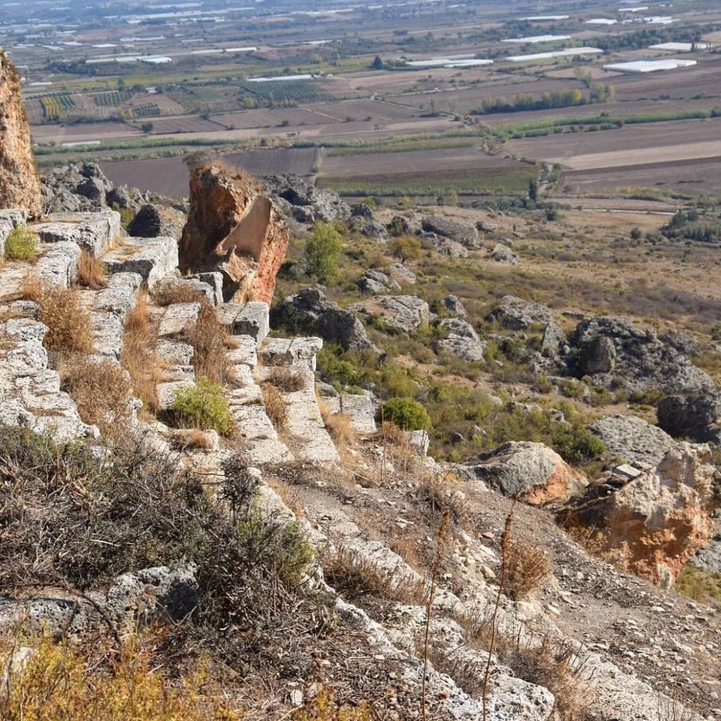 antkulturturizm's tweet photo. Büyük İskender'in Anadolu'da ele geçiremediği birkaç kentten biri olan #Sillyon, Demir Çağı başlarından Osmanlı Dönemi'ne kadar yerleşim gören ve kesintisiz bir tarihsel sürece ev sahipliği yapan çok katmanlı bir kent örneğidir. #görmelisin
#Serik #Antalya
📸 IG: @antik_kentlerr https://t.co/frfFfqviCW