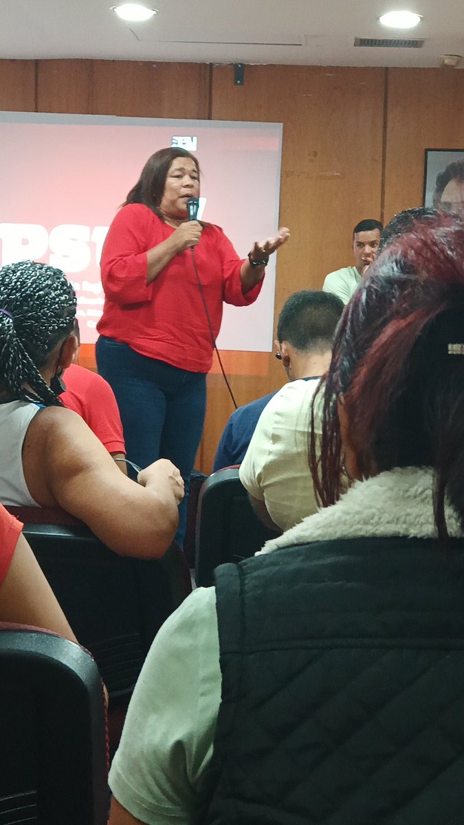 CMcontraloria_'s tweet photo. #Enterate 
Este lunes participa nuestra Presidenta @ReinaLira6_ en el encuentro de la Ruta Programática donde se reunieron todas las Comisiones de Comunas del @PartidoPSUV de la Gran Caracas, allí en Derecho de Palabra indicó como avanza Antimano
@aleman72psuv 
@gestionperfecta https://t.co/gHoqTn6H5u