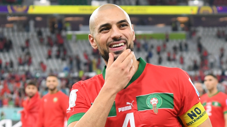 Fiorentinaaraby's tweet photo. 🚨🚨 {@Sport}:
سفيان أمرابط يمكن أن ينتقل إلى إسبانيا لكن ليس إلى برشلونة. رغم الأولوية المتبادلة، البلوجرانا يرى العملية مكلفة للغاية بالنظر لرفض الفيولا التخفيض عن 30 مليون يورو أو إدراج بطاقات في الصفقة، مع تمسك المغربي نفسه بطلباته الشخصية.
#Fiorentina 
#Barcelona 
#Amrabat https://t.co/gCyltpDe9W