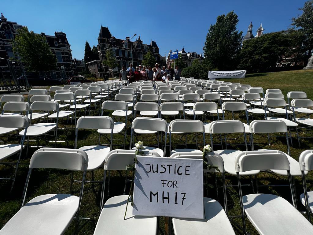 @RusEmbUSA @StateDept @nytimes @USEmbRu @WSJ @starsandstripes @ShaolinTom @CSIS @XHNews @TuckerCarlson @thehill These 298 silent chairs are waiting for answers from your boss in The Hague, come and see them next Russia Day, its in front of @rusembassynl #MH17