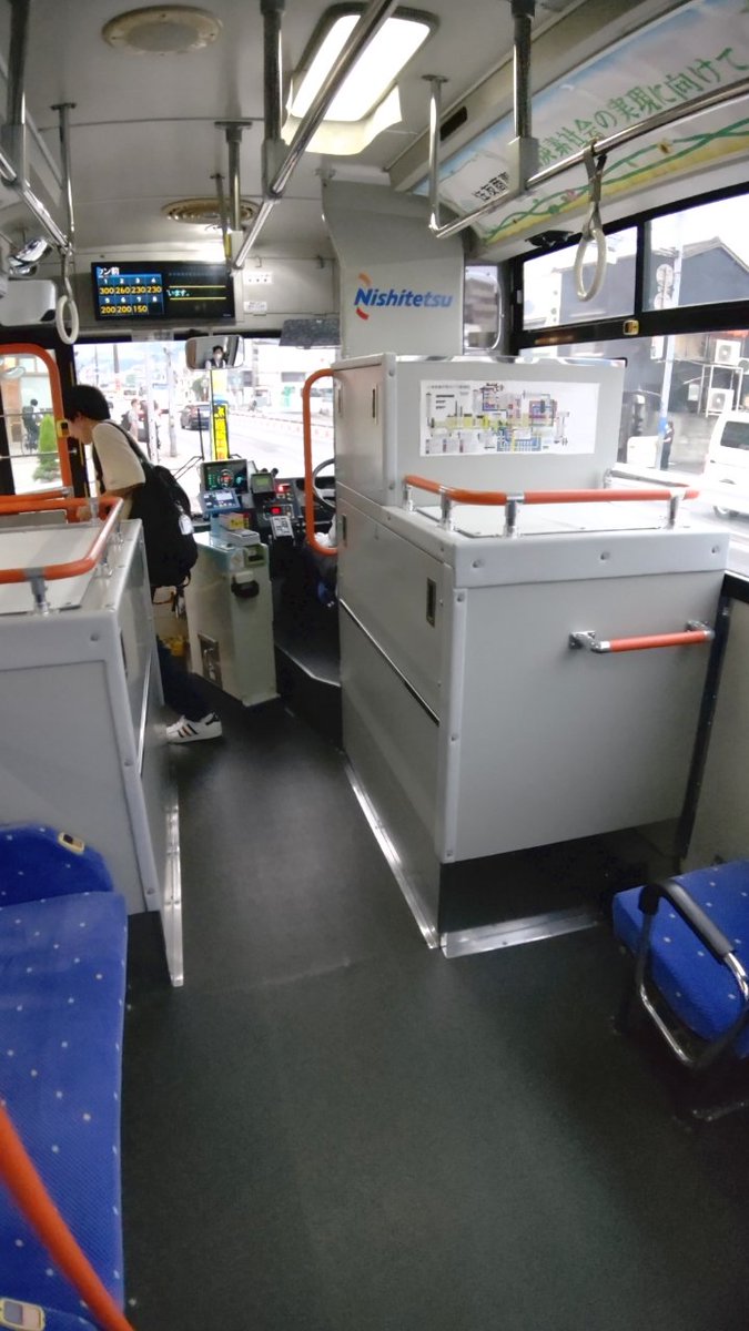 tmknsmb_o_o's tweet photo. 西鉄バス北九州のE-BUS
都バスが採用しているはトヨタの燃料電池バス“SORA”とは違い、
既存の軽油バスの改造車のよう
運転席後ろのユニットが制御コンピュータかな?
タコメーターとは別に、監視モニタ的なのあり
モーター駆動なので、音は静か
#西鉄バス北九州
#西鉄バス
#住友商事
#E_BUS https://t.co/IknaVFU77C