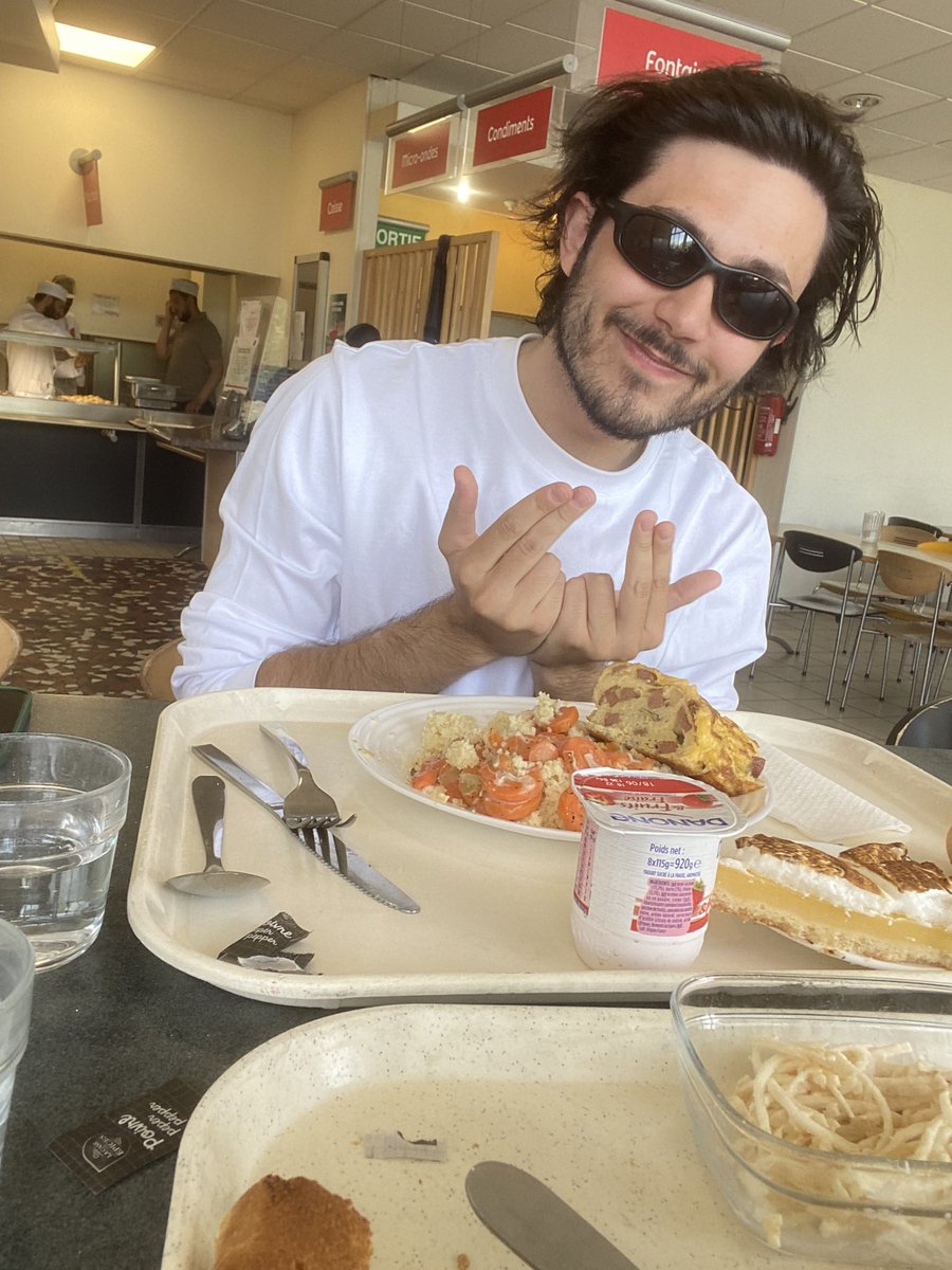 BilleRenaud's tweet photo. Salut à tous les potos!!! C’est reparti pour le sride du Crous !! 
Aujourd’hui super omelette au knakis + des carottes ?? On est des ragondins ou quoi? Lol 
Toujours pas de beignet … Tchip. 
Kiss les loulous et à très vite. https://t.co/lAUuEaoURQ