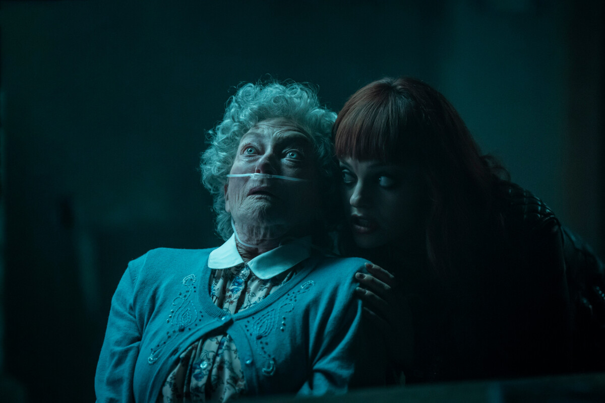 On the left: The CW executive that canceled #CWGothamKnights
On the right: Us

(NOT A SERIOUS THREAT, TWITTER POLICE, JUST BEING SILLY.)