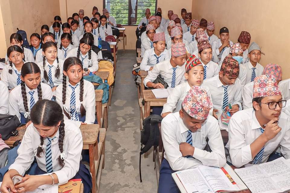 मौलिकता र राष्ट्रियता झल्काउने उद्देश्यले सङ्खुवासभाको खाँदबारीस्थित हिमालय माध्यमिक विद्यालयले छात्रलाई ढाका वा भादगाउँले टोपी र छात्रालाई दुई चुल्ठो बाट्न अनिवार्य गरेको छ।❤️