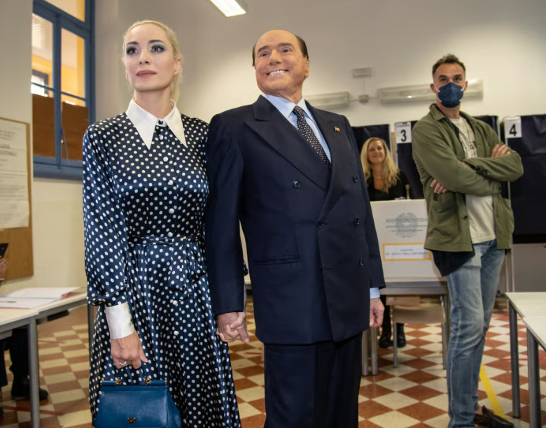 ilmanifesto's tweet photo. #SilvioBerlusconi  

"Un paese a sua immagine": https://t.co/fanqTJZCCu

L'editoriale della direttrice Norma Rangeri https://t.co/0CRN2z1uyV