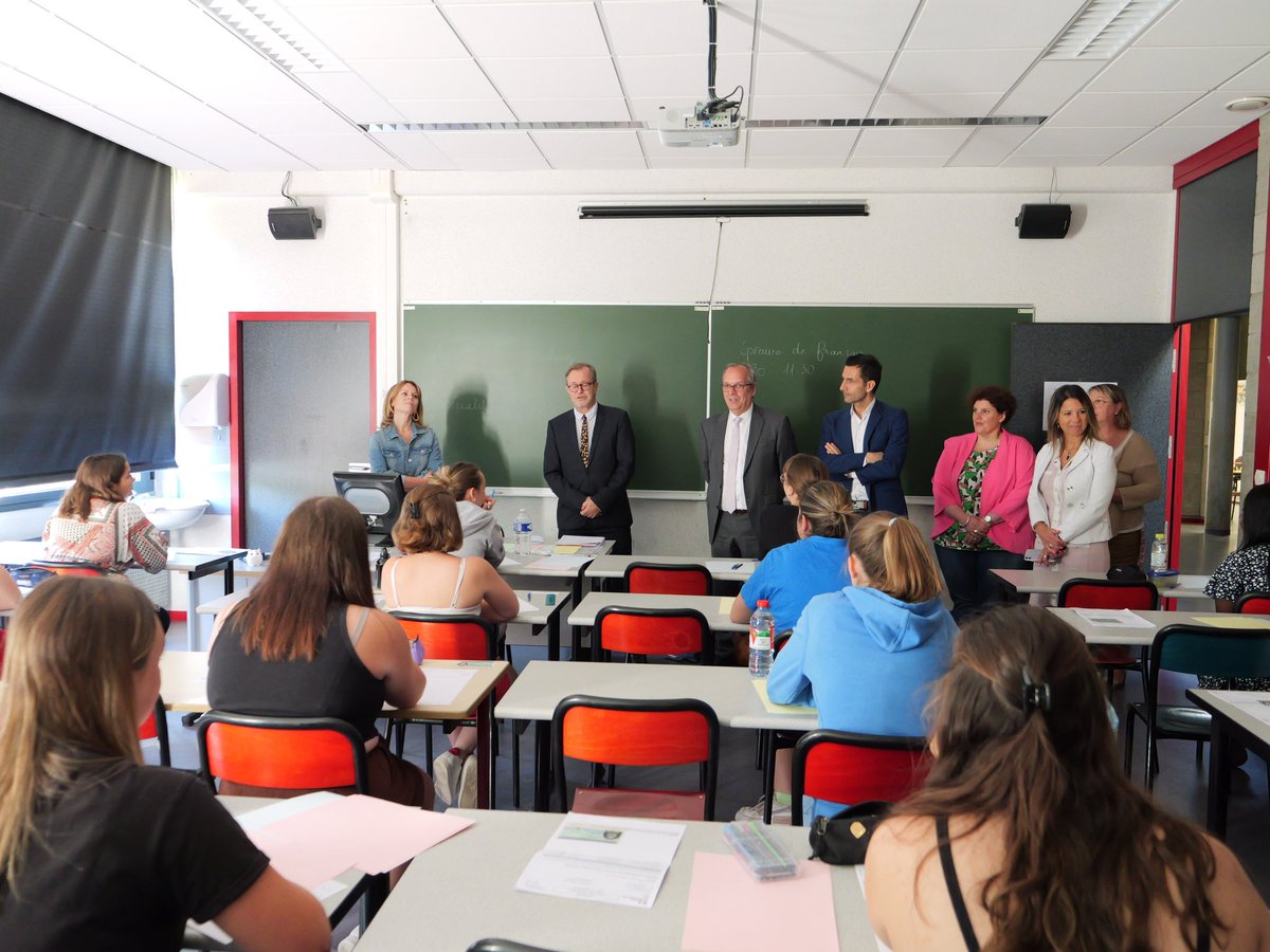 acstrasbourg's tweet photo. Lancement des épreuves du #bacpro2023

@OlivierFaron est au lycée polyvalent Stanislas de Wissembourg pour donner le coup d'envoi de l'épreuve de français du bac accompagnement, soins et services à la personne (ASSP).
Bon courage à tous les élèves mobilisés et concentrés💡📝 https://t.co/f0cy8cAeLl