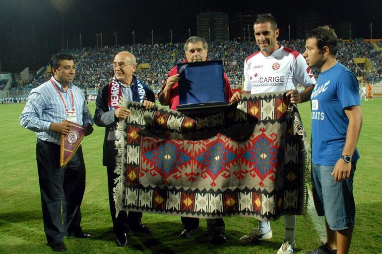 fanatikcomtr's tweet photo. Adana Demirspor'un hikayesi: Karanlıktan aydınlığa, hacizden Avrupa'ya... (@_kaankarahan)

Ekonomik anlamda zor günler yaşadığı günleri geride bırakan ve Murat Sancak'la ayağa kalkan Mavi Şimşekler; 2022/23 sezonunda tarihinin en başarılı dönemini yaşadı.

Şubat 2012'de ekonomik sıkıntılar nedeniyle el konulan takım otobüsü, 2023'te Avrupa semalarında görülecekken özel bir parantez de parasının yetmediği yerde de yüreğini ortaya koyan efsane başkan Bekir Çınar'a...

➡ https://t.co/Tb8ZVpHfTY