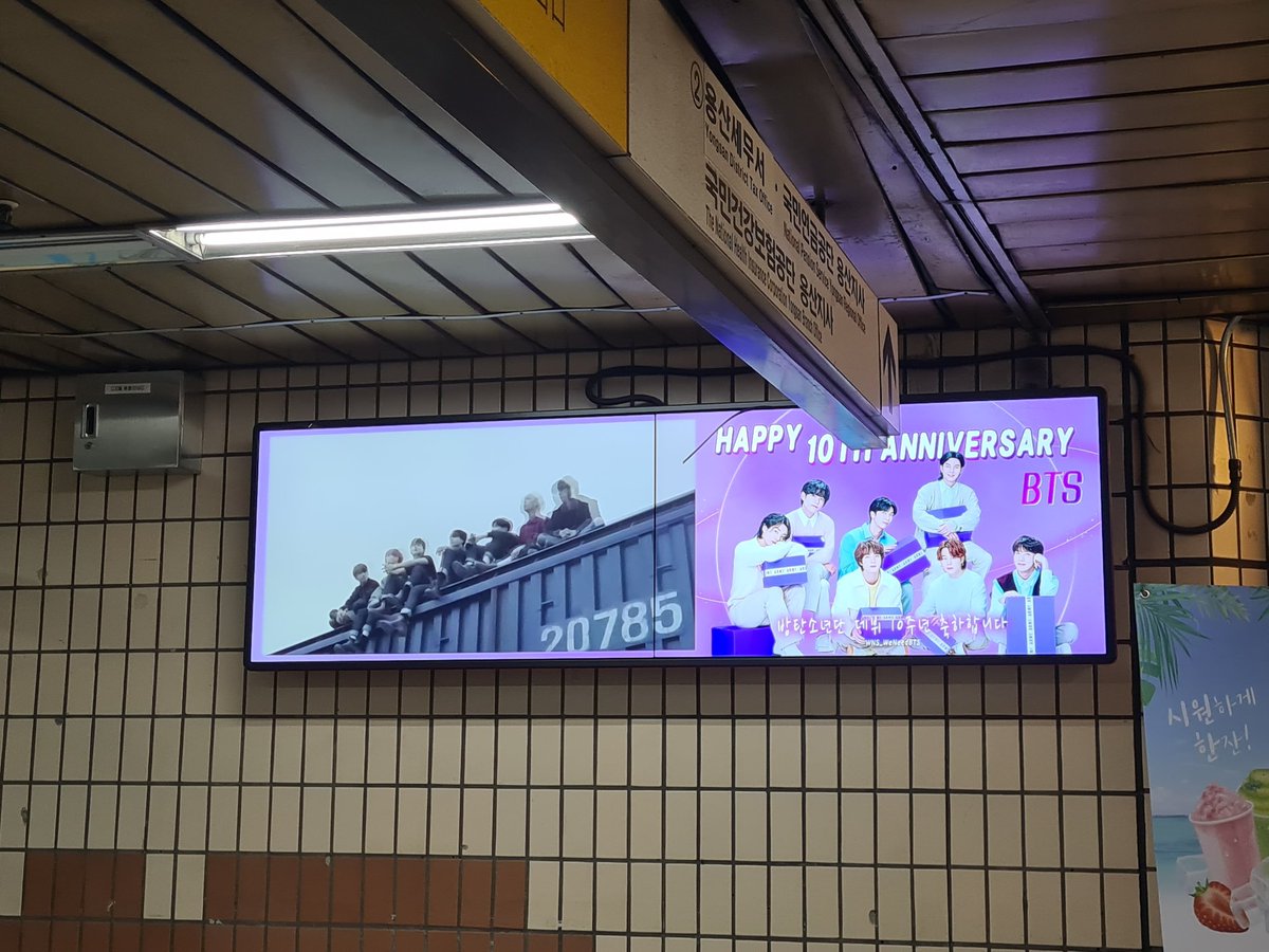 now on the 13th!!!! fortunately it's my day off (i love my boss) so i went to yongsan (hybe)!!
so first there was the subway ads