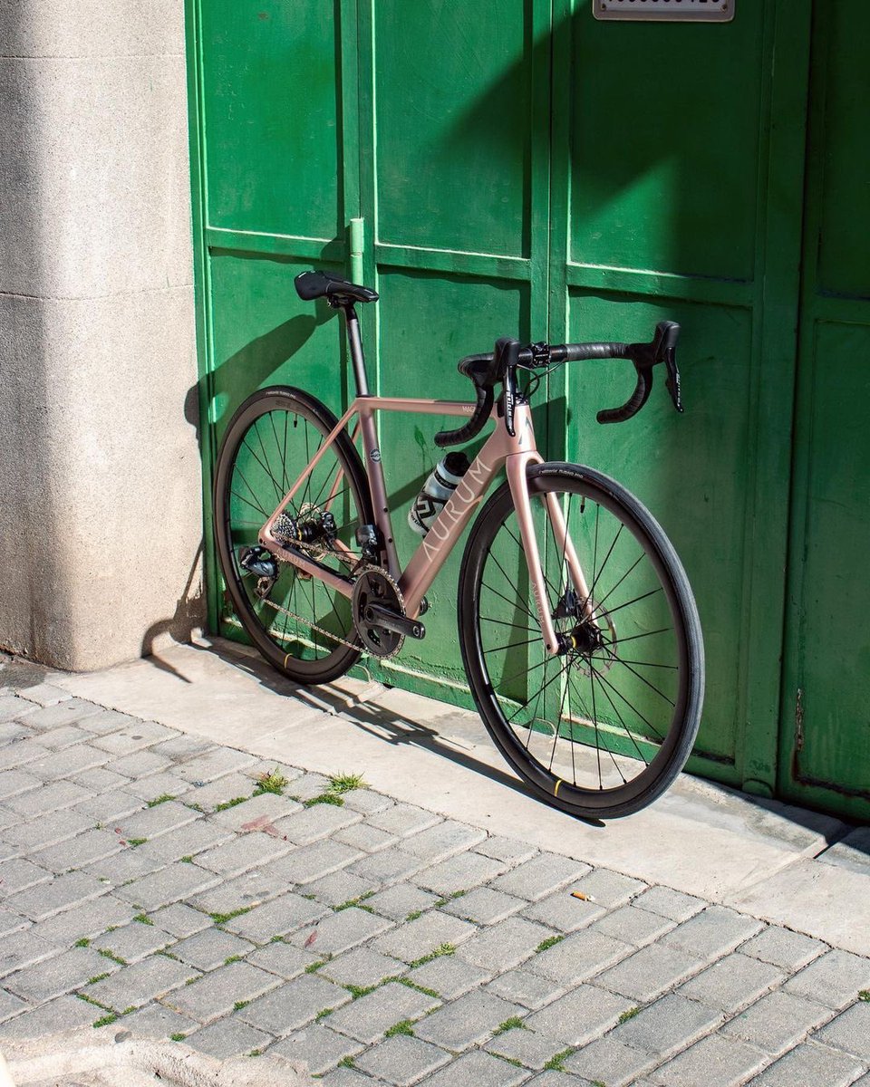 sanferbike's tweet photo. ♥️❤️🧡 Nueva @AurumBikes MAGMA Dolomite Pink con montaje a la carta. Elige framekit, color del cuadro y de los logos, grupo, ruedas y kit de componentes y haz de tu AURUM una bici realmente única 😍
#aurumbikes #bornfromexperience #customcycles #sanferbike #passionforcycling #ciclismo #ciclismomadrid