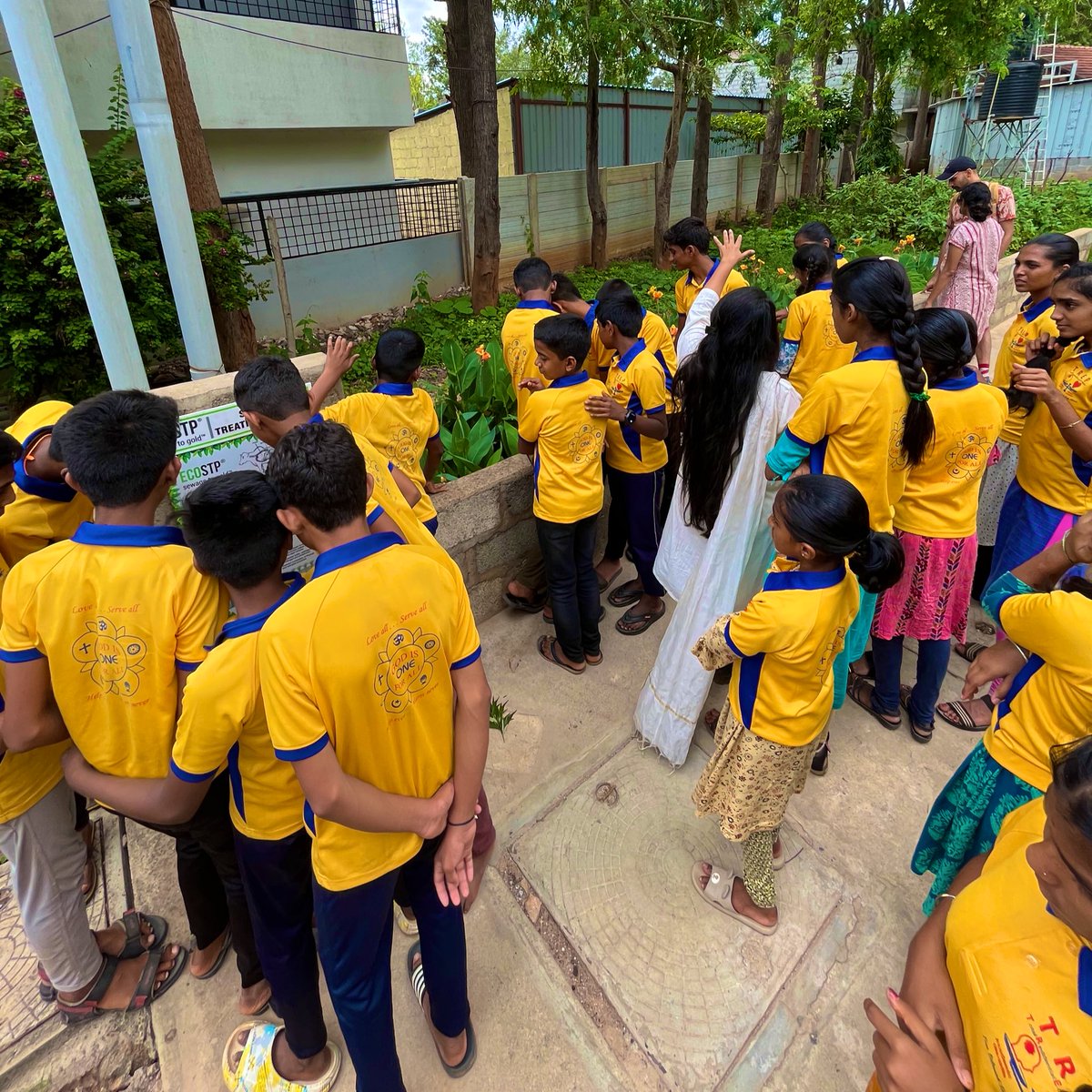 Atlantis_p2p's tweet photo. The workshop was twofold - in the first half the good folks of @EvoscienUK, led by Simar Kohli, took the kids for a #regen tour around the campus, teaching them the zero-energy #EcoSTP set up there, along with the water restoration projects they have implemented so far 💧
2/7 https://t.co/7cSJBgJkTG