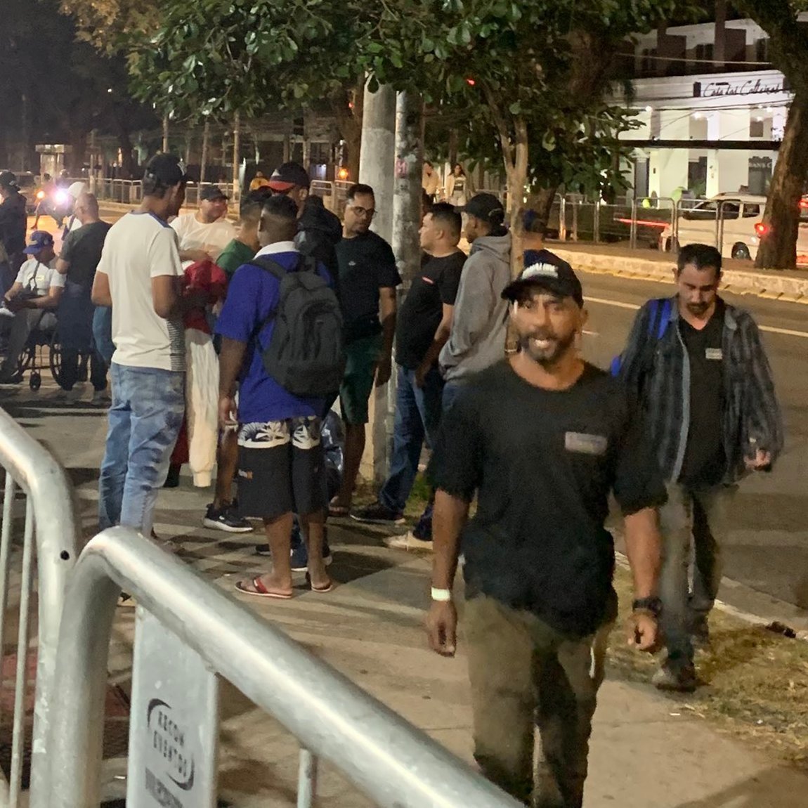 FalsaNews's tweet photo. Fãs de Taylor Swift enfrentam filas para garantir ingressos.
Os shows da cantora estão atraindo pessoas de todas as idades https://t.co/Y75U5VCrWa