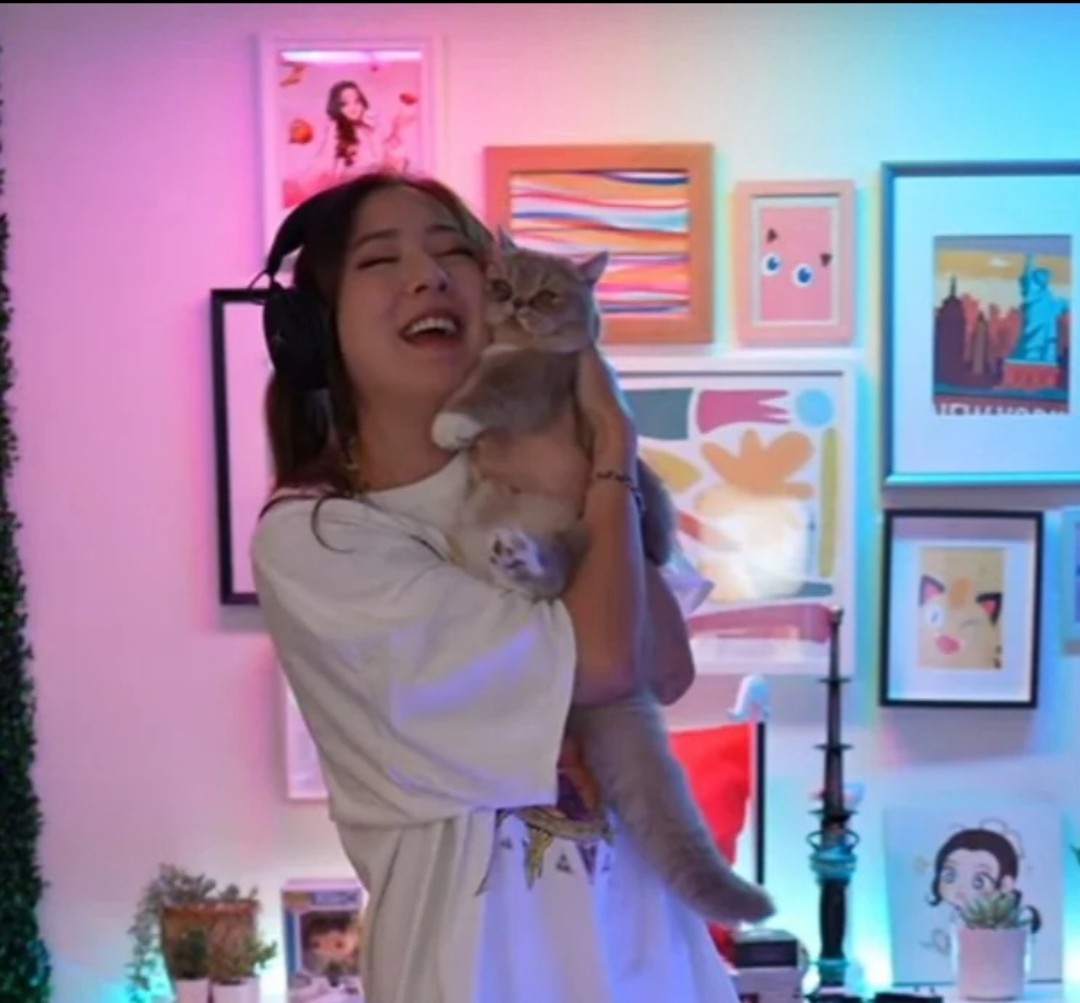 fuslie's tweet photo. she is the secret to happiness I swear https://t.co/rJI7Fyfsfl