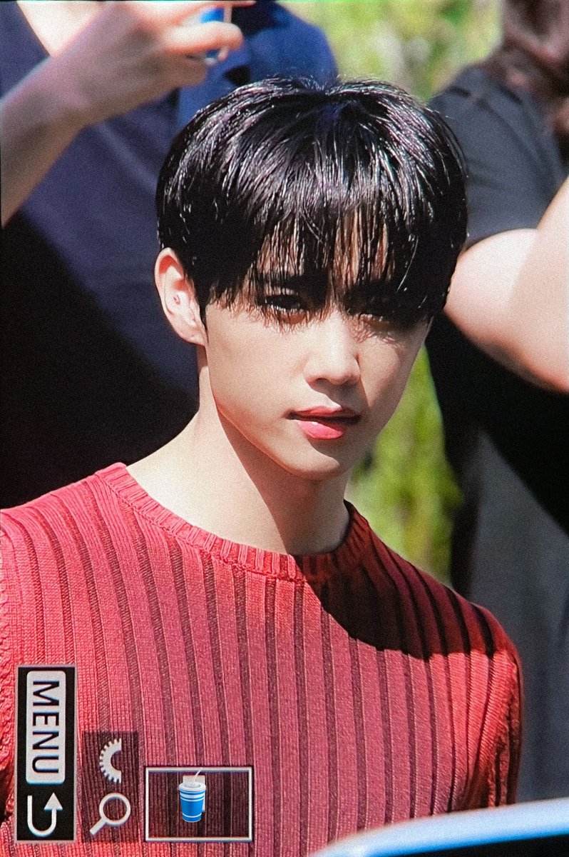 swlovezone's tweet photo. he is so fine …… https://t.co/yzxYlwiS4b