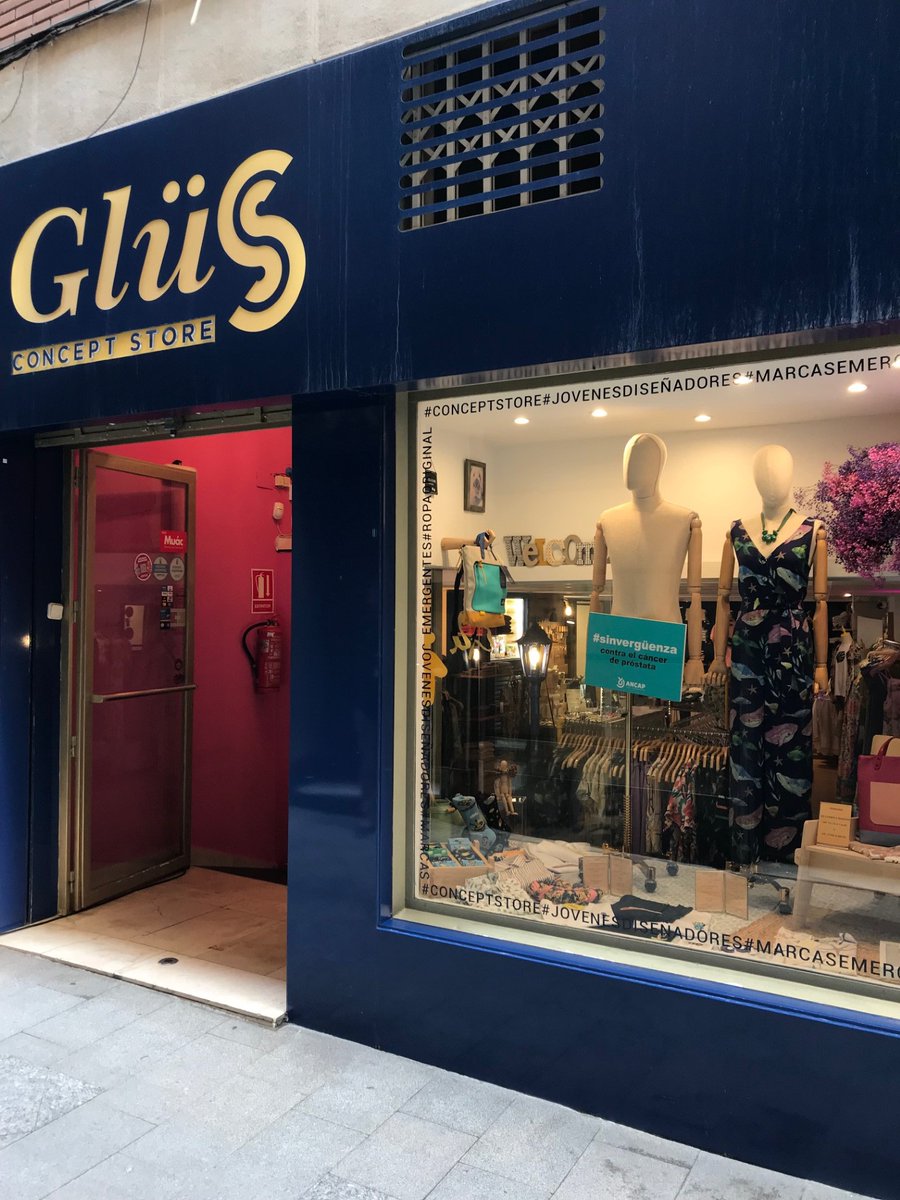 ancap_es's tweet photo. 👉🏼 Así amanecieron ayer los maniquíes de @SpagnoloModa,  @RogerCompany16 y @glusshop 🙅🏻‍♂️

Muchas gracias por colaborar y por uniros a la lucha contra el #CáncerDePróstata 💙

¡No tenemos vergüenza y vosotros tampoco! 

#SinVergüenza #LeDamosLaVuelta 🔄 https://t.co/cJuZL2i5aj