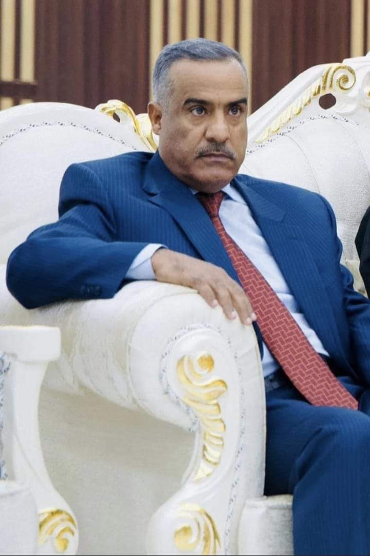 ابشرو ي شمر ب العز ....والناموس
مادام ابو خالد بالجلسة..... موجود

نايف ابو خالد  دايم يرفع ..الروس
لامن حضر فعله ترى .........مشهود

#ضاري الشمري 
النائب ابن العم نايف الشمري حفظة الله ووفقه لفعل الخير للجميع