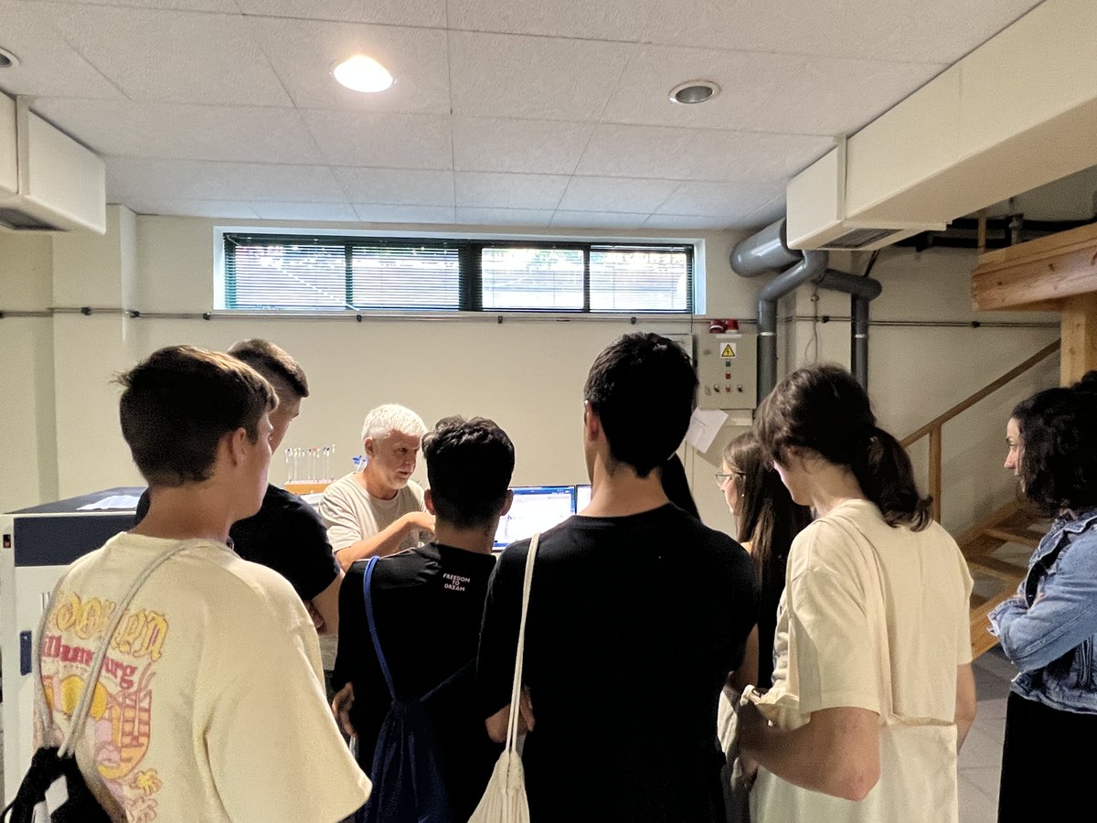 iqf_csic's tweet photo. A continuación visitaron varios laboratorios donde pudieron conocer la investigación que realizamos relacionada con la #nanociencia y #nanotecnología https://t.co/V6HKroHpJL