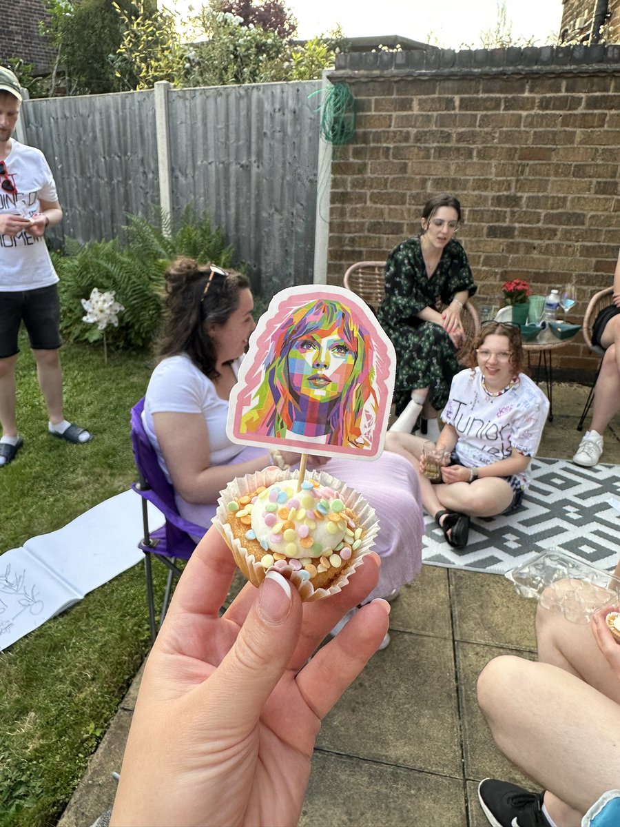 leannesversion's tweet photo. This is your sign to have a Taylor Swift themed birthday party 🥹💛 #Feeling26 @taylornation13 @taylorswift13 https://t.co/E8mhdbwdnF