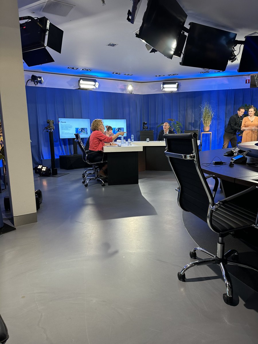 We gaan zo beginnen. Het webinar van <a href="/MinisterieSZW/">Ministerie van Sociale Zaken & Werkgelegenheid</a> over duurzame inzetbaarheid en de wijzigingen in de subsidieregeling voor bedrijven. Belangrijk onderwerp voor werkgevers en werknemers. @AWVN #spdi