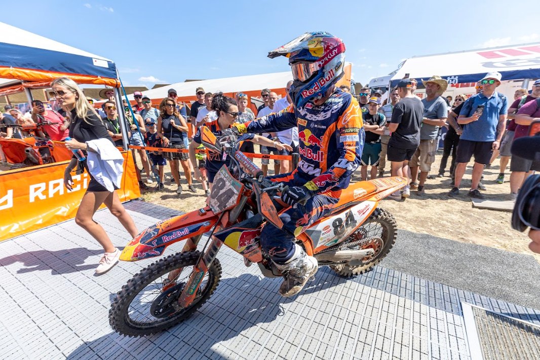 🟠🏥BREAKING // Jeffrey Herlings to miss Indonesian Grand Prix double with neck injury. mxvice.com/jeffrey-herlin…

KTM star will miss rounds ten and eleven of the current 2023 MXGP campaign to allow a fractured C5 vertebrae to heal.

#moto #mx #mxgp #mx2 #amasx #dirtbikes…