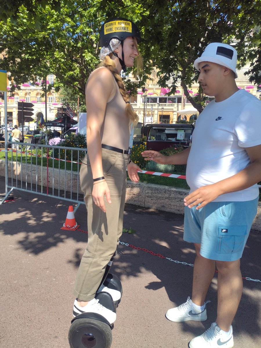 🛴Un beau moment d'échange et d'interaction avec les habitants de #Grasse.

🛵Rejoignez notre équipe sur le parcours des trottinettes électriques, overboard, kart pour la fête des deux roues.