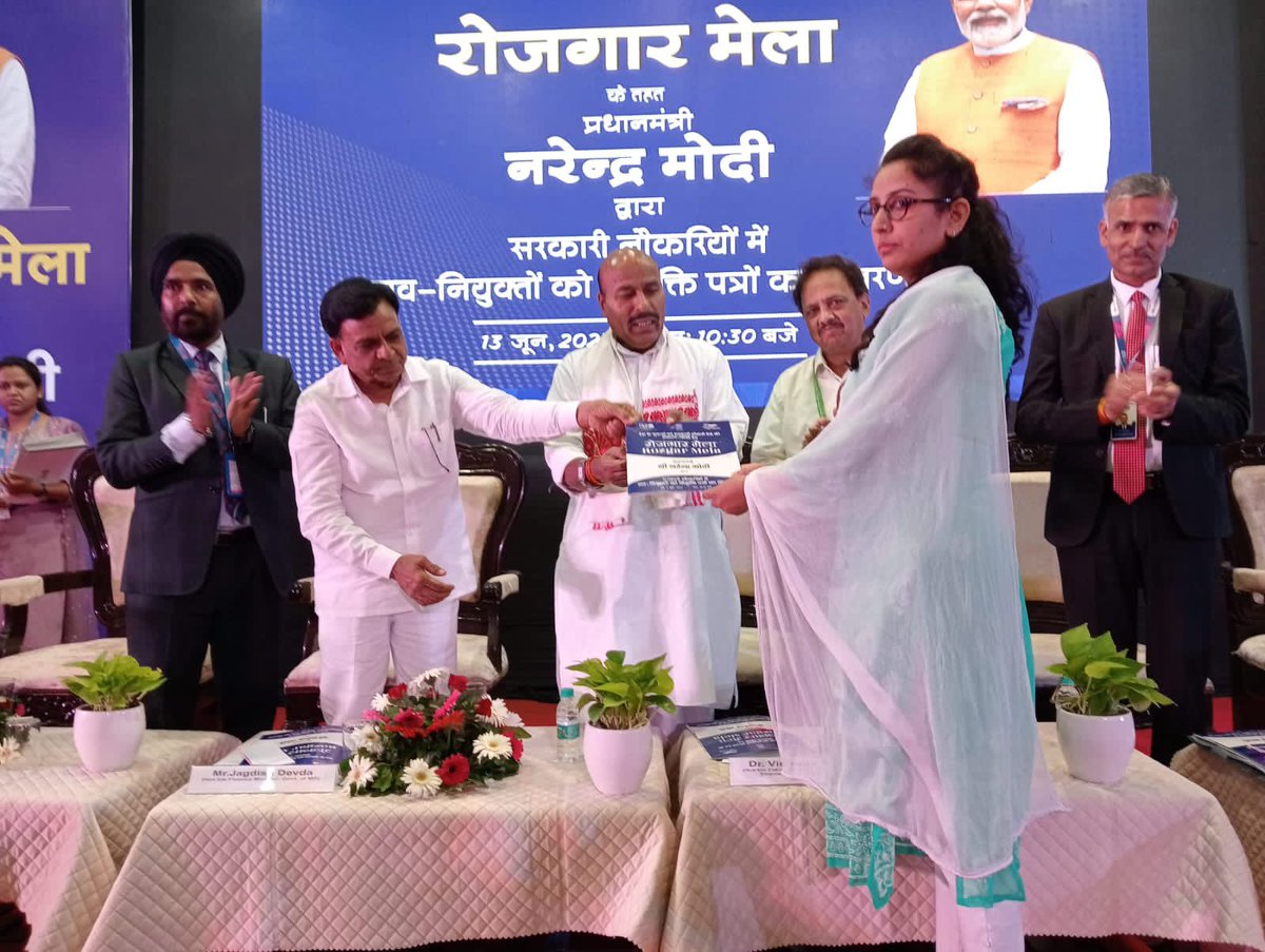 PIBBhopal's tweet photo. केंद्रीय सामाजिक न्याय व अघिकारिता मंत्री डा. विरेंद्र कुमार जी ने भोपाल में सुभाष यादव भवन में आयोजित ‘रोजगार मेले, में चयनित उम्मीदवारों को नियुक्ति पत्र प्रदान किये । मध्यप्रदेश के वित्तमंत्री जगदीश देवड़ा तथा अन्य मान्यवर इस कार्यक्रम में उपस्थित थे। https://t.co/o8iOdFiNJ2