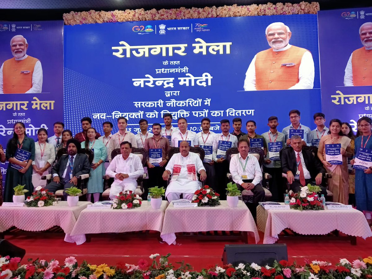 PIBBhopal's tweet photo. केंद्रीय सामाजिक न्याय व अघिकारिता मंत्री डा. विरेंद्र कुमार जी ने भोपाल में सुभाष यादव भवन में आयोजित ‘रोजगार मेले, में चयनित उम्मीदवारों को नियुक्ति पत्र प्रदान किये । मध्यप्रदेश के वित्तमंत्री जगदीश देवड़ा तथा अन्य मान्यवर इस कार्यक्रम में उपस्थित थे। https://t.co/o8iOdFiNJ2