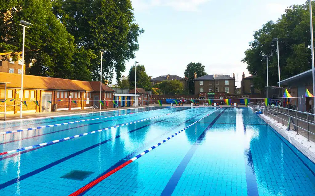Looking to escape the heat at <a href="/LDNFieldsLido/">London Fields Lido</a> ? We have all you need to know! seeninthecity.co.uk/2023/06/08/lon…