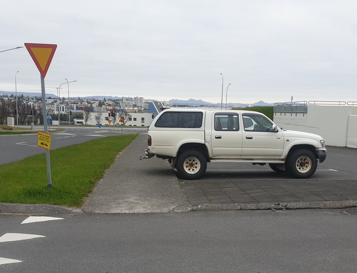 Til hvers að þvera bara hálfa gangstéttina?