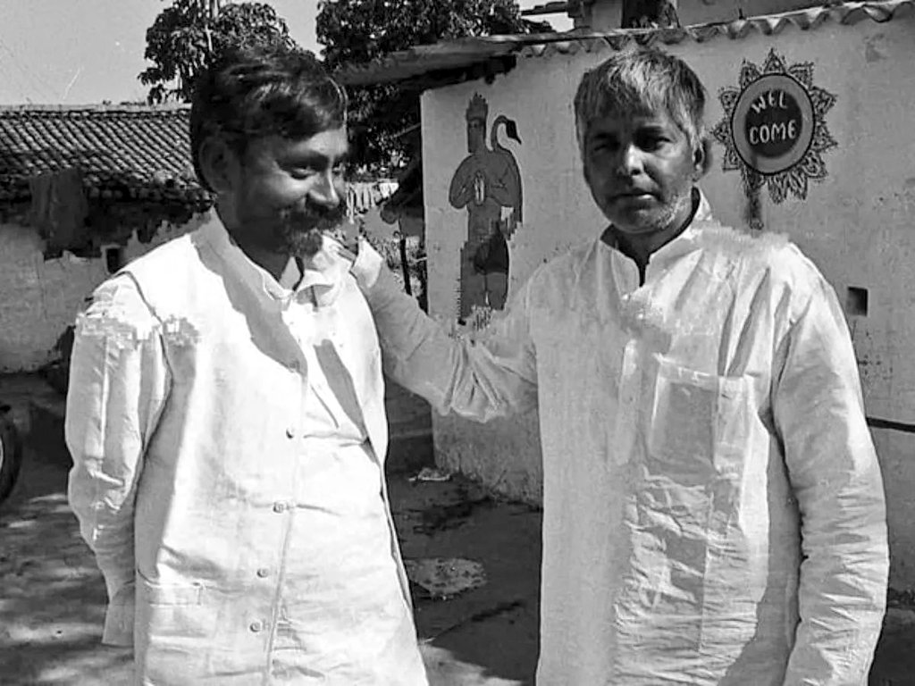 AbhinavPankaj23's tweet image. 1990 से पहले बिहार देश का सबसे समृद्ध राज्य था। उसकी तुलना सिंगापुर और अमेरिका से होती थी। सभी धनी थे! जिनको भगवान ने राज करने के लिए चुना वो राज करते थे और जिनको हमारी सेवा करने के लिए चुना वो हमारी सेवा करते थे! सब कुछ ठीक था। सब संतुष्ट थे, सब अपना हैसियत में रहता था! पापी…