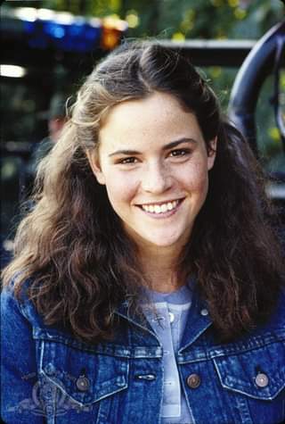 Happy Birthday American actress Ally Sheedy, now 61 years old. Below, Ally in the 80\s. 