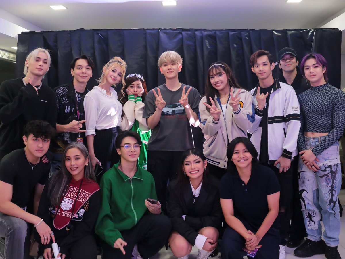 vxonofficial's tweet photo. VXON Got the opportunity to have a photo with B.I, Somi and Baekhyun 👑 
They are all so amazing 🫶🏼

#OVERPASSinMNL https://t.co/5qTVCwihPn