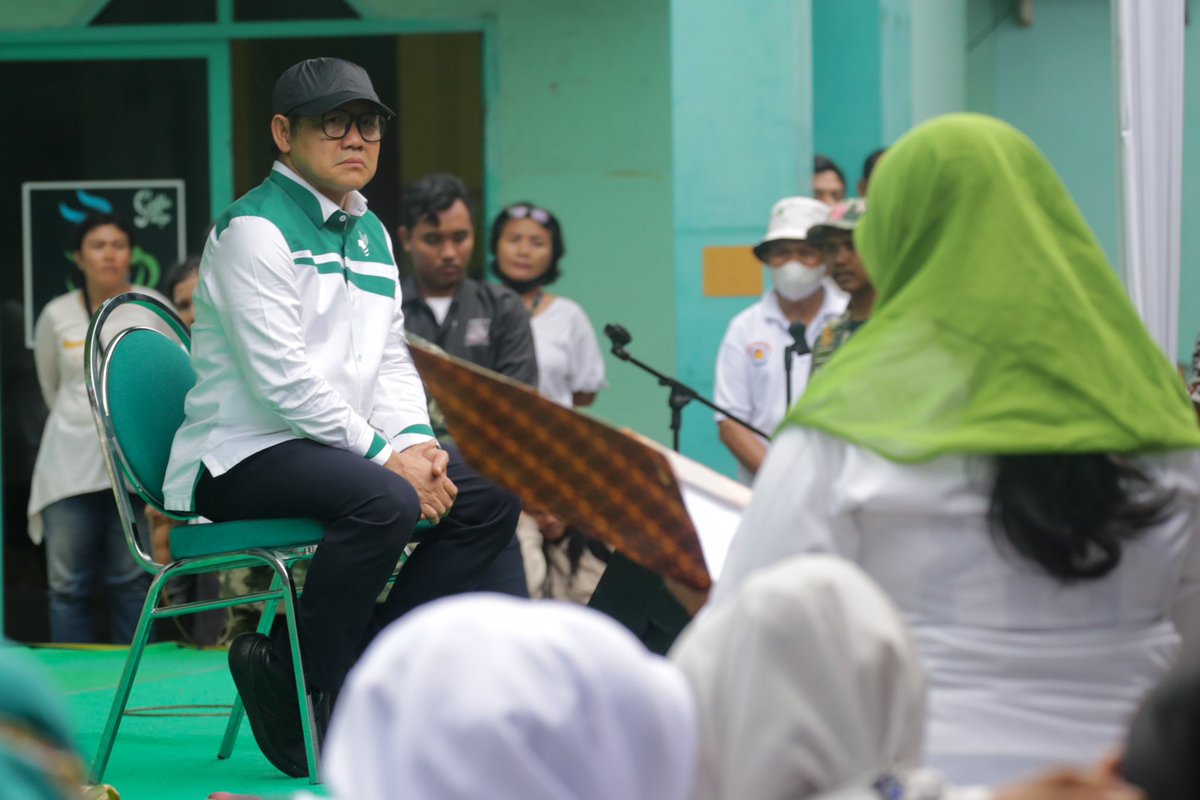 cakimiNOW's tweet photo. Mendengarkan aspirasi dari mbak-mbak dan ibu-ibu driver ojol, mereka adalah pejuang dan tulang punggung ekonomi keluarga. https://t.co/hHawq8dCu5