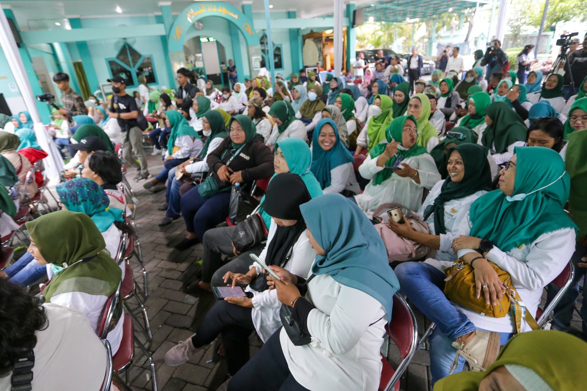 cakimiNOW's tweet photo. Mendengarkan aspirasi dari mbak-mbak dan ibu-ibu driver ojol, mereka adalah pejuang dan tulang punggung ekonomi keluarga. https://t.co/hHawq8dCu5